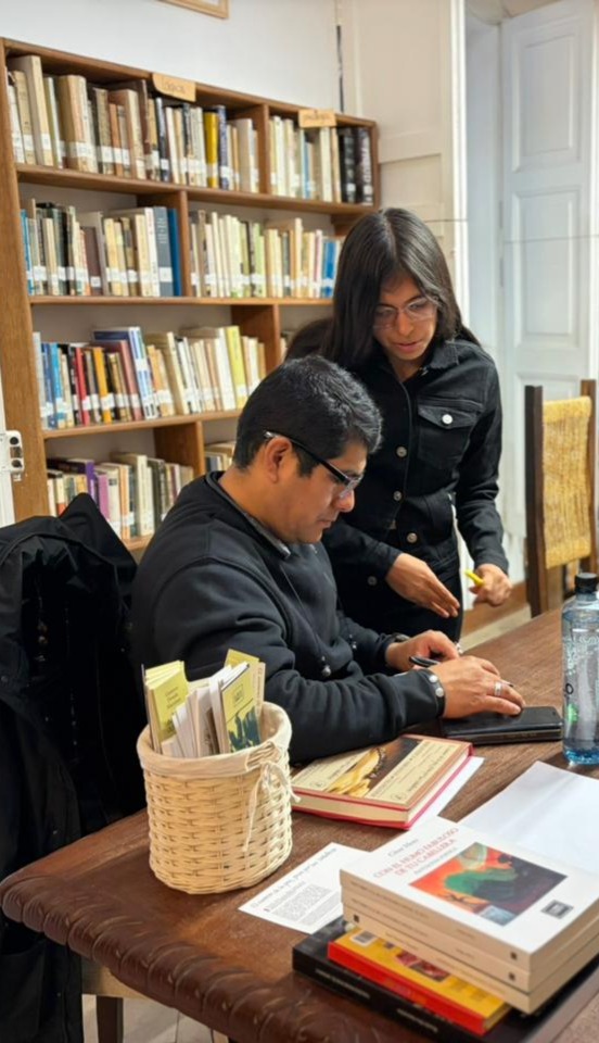 Aytana Ávila acompañando a un participante durante su LAVAPasantía en la Biblioteca Abraham Valdelomar