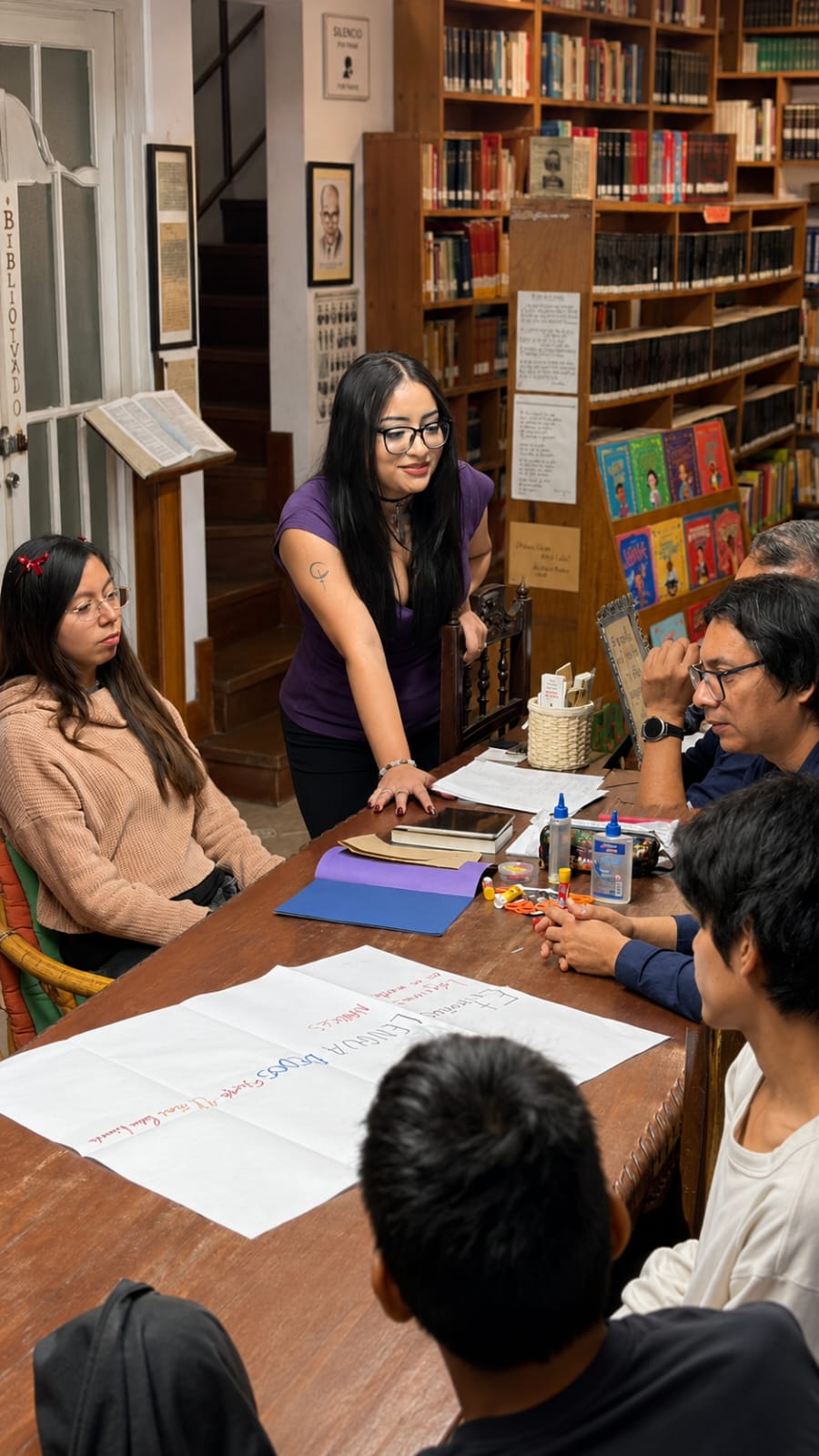 Alejandra Vargas conversando con participantes durante su LAVAPasantía en la Biblioteca Abraham Valdelomar
